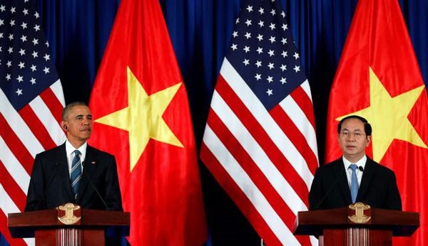 Chủ tịch nước Trần Đại Quang hội đàm với Tổng thống Mỹ Barack Obama. Nhân dịp này, Tổng thống Mỹ tuyên bố, Hoa Kỳ chính thức dỡ bỏ hoàn toàn lệnh cấm vũ khí sát thương đối với Việt Nam. (Thời sự đêm 23/5/2016)